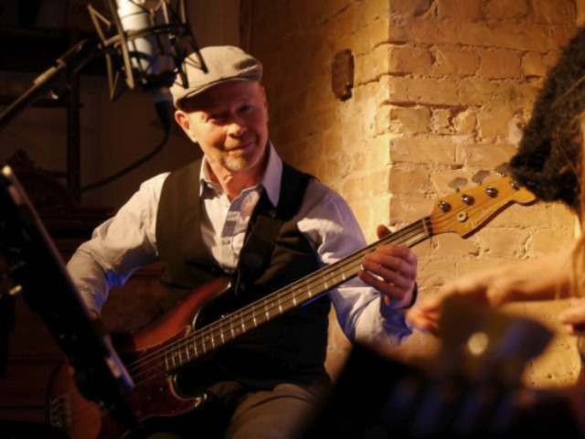 Musiker mit Bass