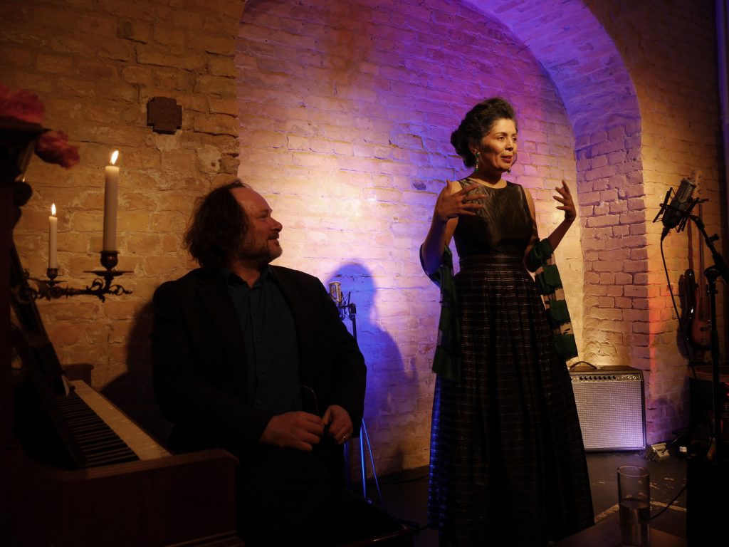 Sängerin und Pianist bei einem Live-Event im Umspannwerk Frohnau