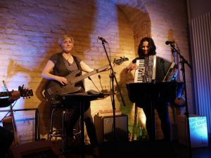 Zwei Musikerinnen bei einem Live-Event im Umspannwerk Frohnau