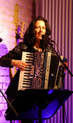 P1010278 Musikerin bei einem Auftritt im Umspannwerk Frohnau