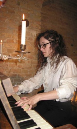 fr1a Pianistin bei einem Live-Event im Umspannwerk Frohnau