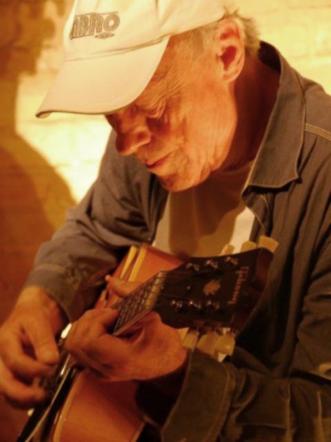 Michael Gechter beim Gitarre spielen
