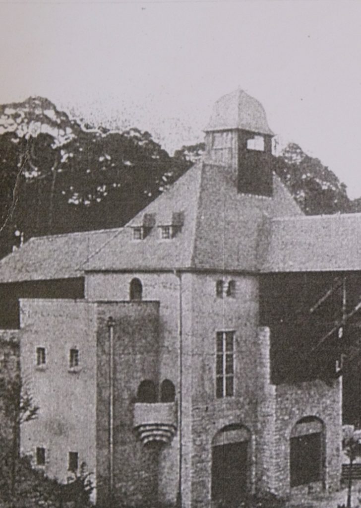 Vorderansicht des Umspannwerks Frohnau mit Brücke